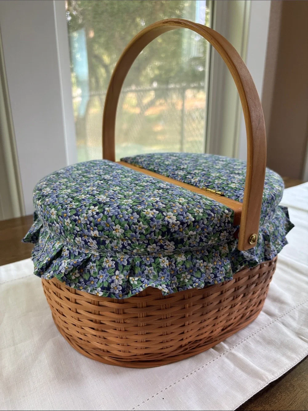 “Vintage Longaberger Style”Round Sewing Basket w/ Split Fabric Lid & Liner 11x9”